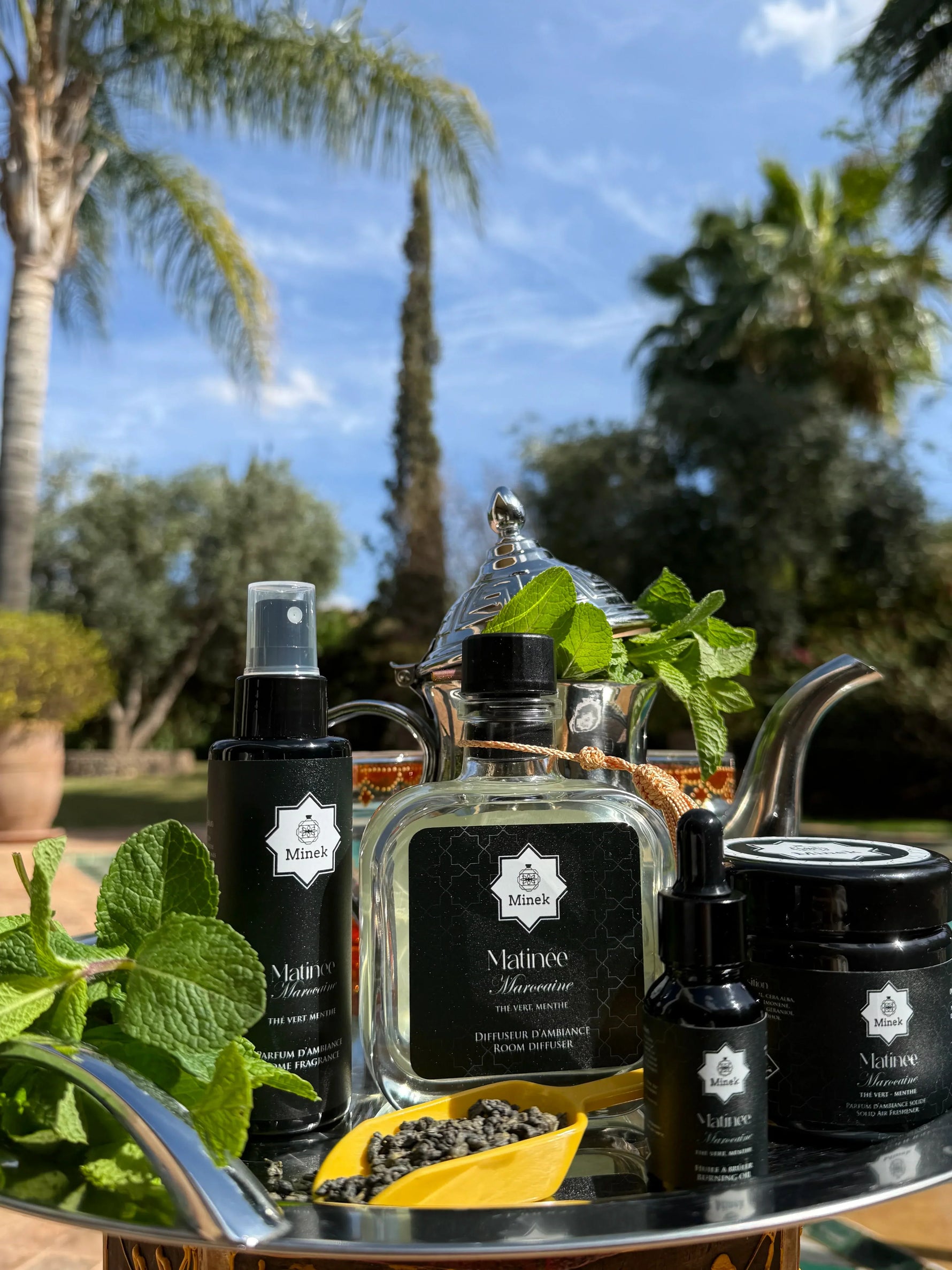 Salon lumineux et épuré avec un brûle-parfum délicatement posé sur une table, créant une atmosphère apaisante.