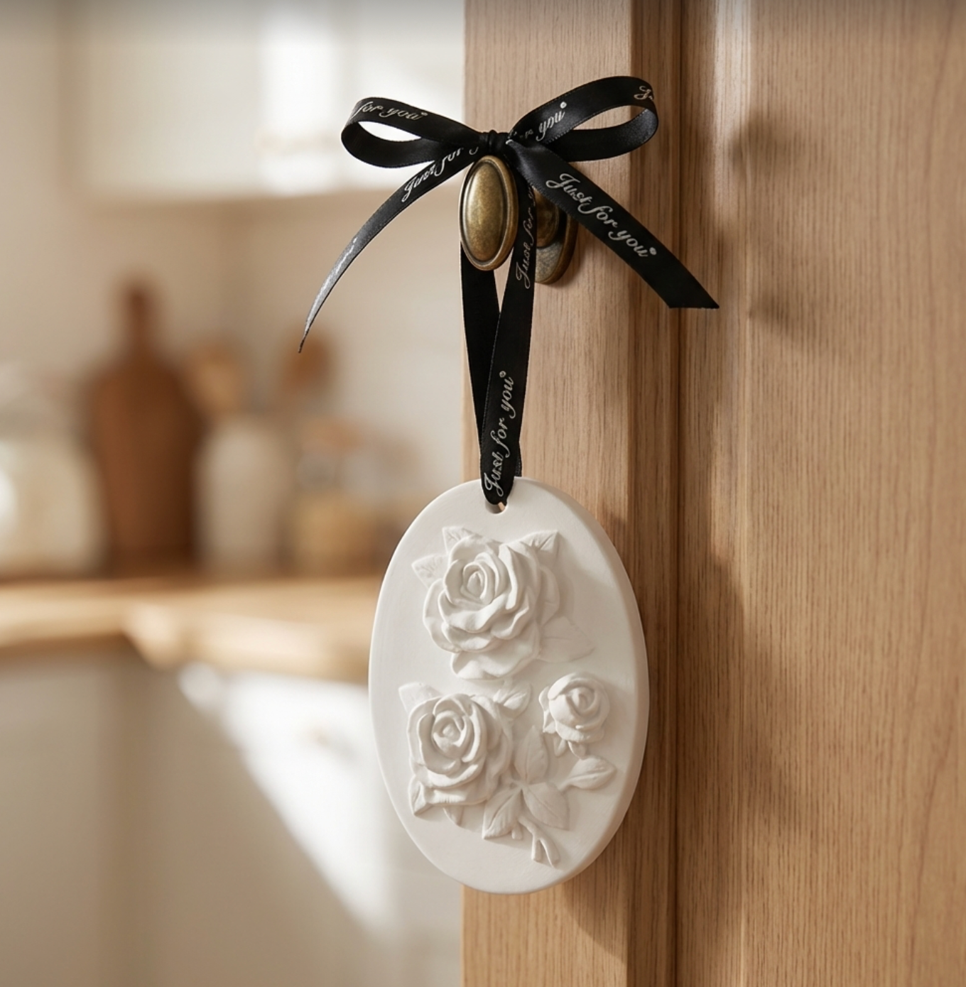 Suspension parfumable en plâtre – Roses sculptées