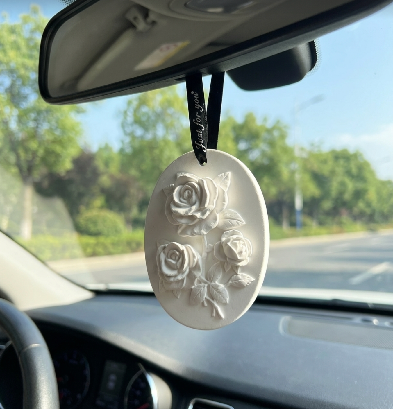 Suspension parfumable en plâtre – Roses sculptées