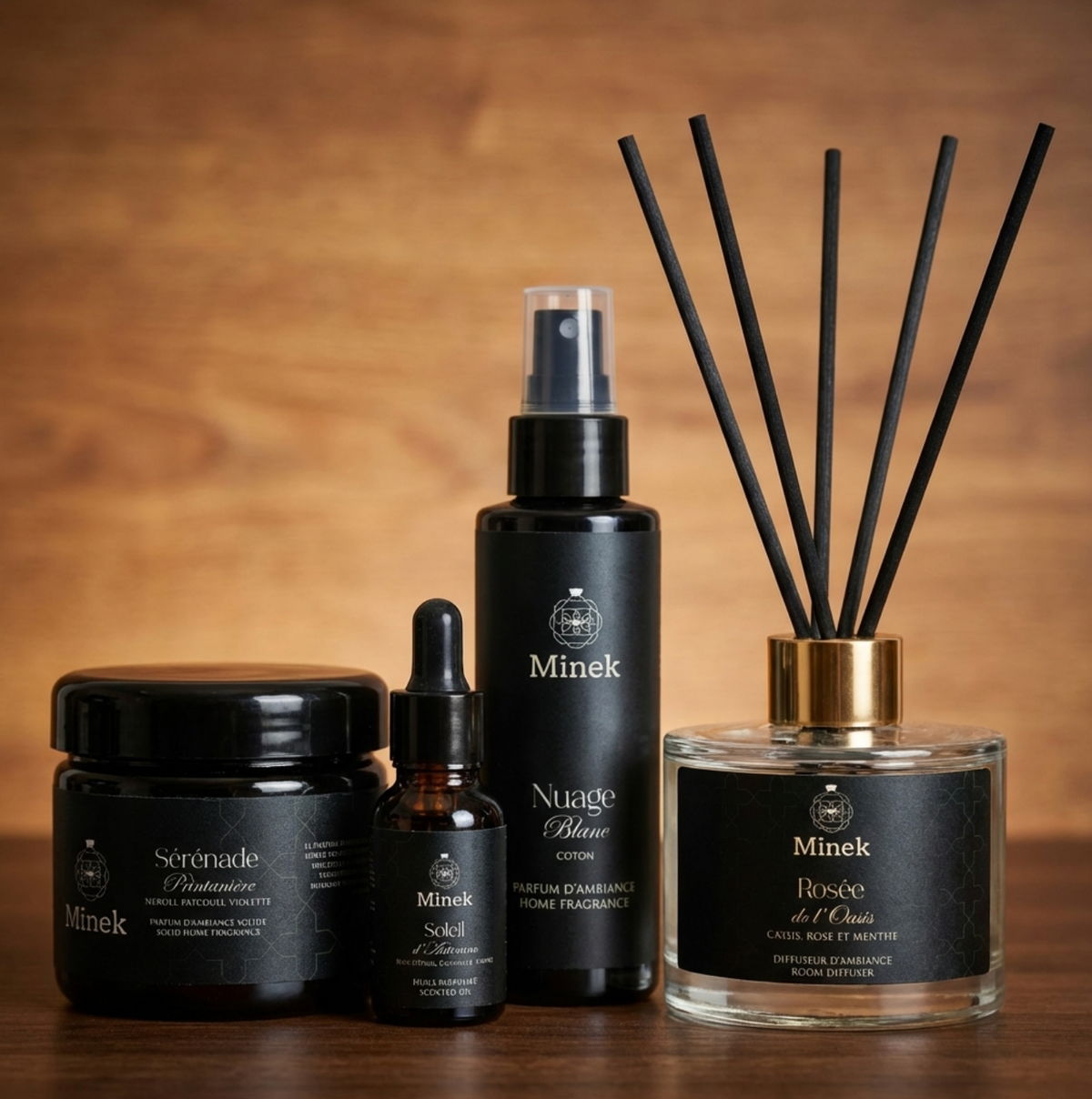 Les 4 produits du coffret Mïnek : spray 100ml, diffuseur 150ml, fondant 100g, huile 15ml